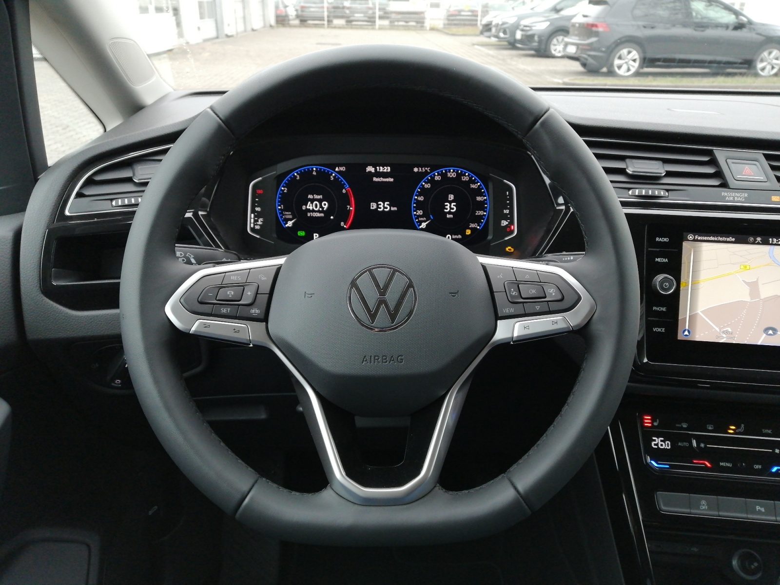 Touran R line 1.5TSI BLACK ACC AHK ,PDC,Virtual