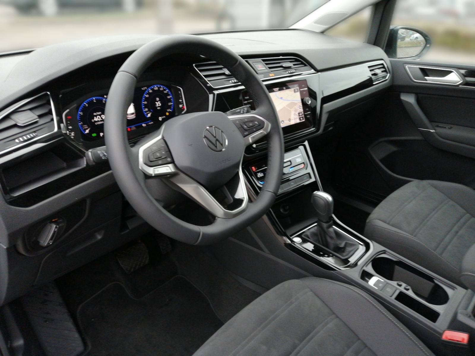 Touran R line 1.5TSI BLACK ACC AHK ,PDC,Virtual